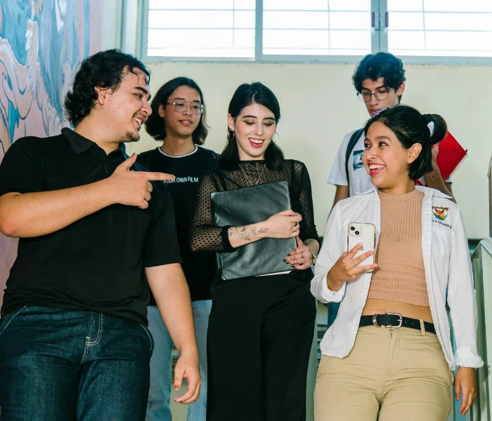 Grupo de estudiantes diversos estudiando juntos